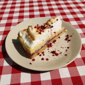 Torta con crema pasticcera e lamponi